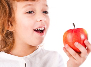 ребенок ест яблоко