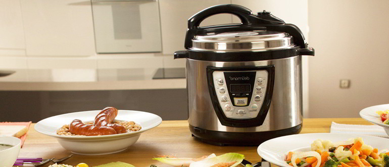 Какое покрытие лучше для мультиварки При выборе мультиварки очень важно знать не только какая мощность или вместимость, но и какой материал использовался для изготовления чаши. Давайте разберемся, какое покрытие лучше для мультиварки и чем одно отличается от другого. Основные требования к материалу отделки мультиварки Большое значение имеет чаша, в которой происходит приготовление пищи, а потому, большое значение играет тот факт, из какого материала изготовлена. Именно по этой причине рекомендуется тщательно подходить к выбору мультиварки. Так как в чаше готовится пища, то она должна быть не только нужного объема, но и безопасно для здоровья. Вот основные критерии, позволяющие выбрать наиболее подходящее покрытие чаши: • внимательно осмотрите внешний вид, а также в каком состоянии находится чаша и ее состояние. А именно на поверхности должны отсутствовать различные виды повреждений и деформаций. Причем следует проследить, чтобы имеющаяся маркировка не была сделана краской, так как та будет в процессе приготовления растворяться и попадать в пищу, что не желательно; • нужно обратить внимание на то, из какого материала она сделана, так как от этого будет зависеть не только долговечность, но и безопасность приготовленной пищи. Наиболее часто можно встретить чаши, изготовленные с использованием нержавеющей стали или алюминия. Причем каждый из этих металлов имеет свои нюансы, которые тоже следует учитывать; • каким является объем варочной посуды. Так, она колеблется, от 2 до 6 литров. Причем подбирать нужно так, чтобы можно было приготовить нужный объем готового блюда. Все дело в том, что чем меньше объем, тем меньше мощность, а значит и меньше доступных режимов; • обратите внимание на то, чем покрыта варочная поверхность. Это будет оказывать воздействие на вкус и качество готовой пищи. Она может быть покрыта тефлоном или керамикой, можно встретить и специальное мраморное напыление, а то и вовсе не имеет никакого защитного покрытия. Стоит рассмотреть какое покрытие может использоваться, его виды и особенности отдельно. Характеристика видов покрытий Отбирая виды покрытий, стоит знать, какие именно будут использоваться в той или иной модели. А так же какие характеристики имеют. Покрытие из керамики. Покрытие для такой чаши изготавливается с использованием специального полимера на песчаной основе. Этот материал придает чаше высокую прочность, возможность сохранять устойчивость к механическому воздействию. Еще одна особенность такой посуды такова, что во время готовки можно будет использовать металлические предметы, например, ложки или лопатки. Все дело в том, что такая керамика не будет бояться царапин, обладает высокой жаростойкостью, не выделяет во время нагревания вредных веществ. Это означает, что ее можно применять даже при работе с высокими температурами. Среди недостатков стоит выделить: • такая посуда делает мультиварку довольно дорогой по сравнению с аналогичными вариантами; • она негативно реагирует на использование щелочных растворов, а это делает уход за ней более сложной. Тем более, что такую емкость запрещено мыть в посудомоечной машине; • срок эксплуатации очень короткий. Покрытие с использованием мраморного напыления. Применение такого материала в значительной мере повышает прочность и надежность чаши. Оно термостойкое и является экологически чистым. Именно по этой причине мраморное напыление применятся в мультиварках, относящихся к премиум – классу. Использование антипригарного покрытия Чаши, имеющие антипригарное покрытие, чаще всего встречаются в наших магазинах. Между собой они отличаются только благодаря использованию различных материалов. Отсюда будет отличие по стоимости и качеству. Считается, что тефлон лучше для мультиварки, так как этом случае не обязательно использовать масло, он не вступает в химическую реакцию с щелочами и иными веществами. Все это упрощает работу с тефлоновыми чашами, в том числе и уход за ними. Стоит сказать, что данный тип покрытия имеет свои ограничения: • запрещается использовать при температуре готовки свыше 2600С, так как будет в пищу выделяться различные виды вредных веществ, способные спровоцировать заболевание; • тонкий слой запрещает применять различные инструменты, способы его стереть. К ним относят пластмассовые или металлические ложки, вилки и лопатки. Именно по этой причине в комплект очень часто входят принадлежности из силикона; • срок эксплуатации в щадящем режиме может достигать 3 года, после чего требуется замена. Чаши не имеющие покрытия Этот вид особенно часто рекламируется как экологически чистый. Выпускается из специального сорта пищевого алюминия. В итоге они не боятся царапин или растворов, имеющих агрессивный состав. Внешне они напоминают кастрюли. Из недостатков стоит назвать склонность к деформации, особенно если было приложено усилие. Вывод Для того чтобы определить какое покрытие лучше для мультиварки, стоит более детально изучить состав и свойства, почитать отзывы тех, кто уже пользуется.