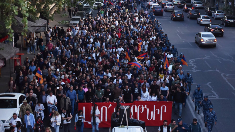 В Ереване проходит автопробег противников Пашиняна