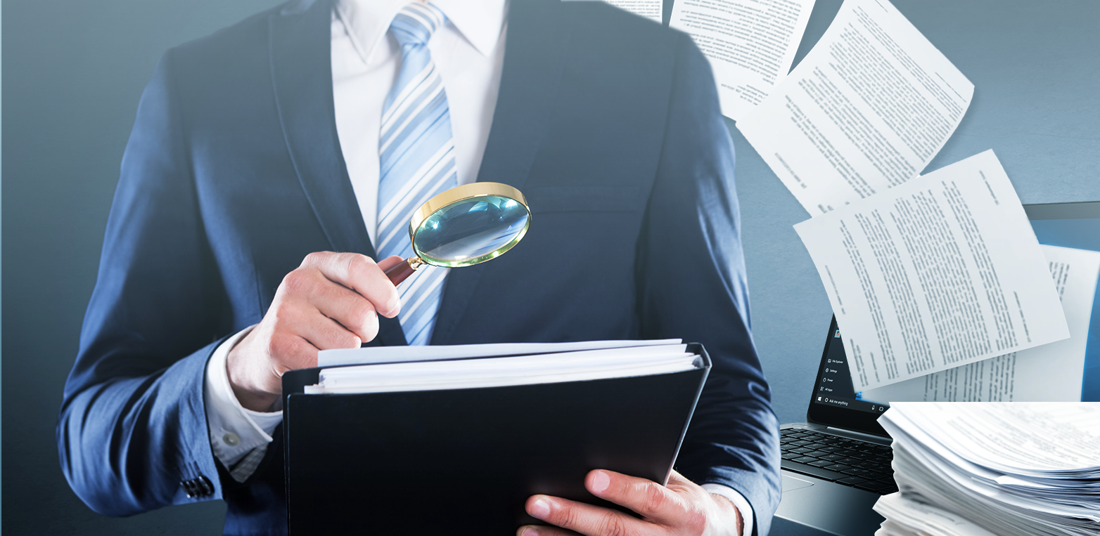налоговая проверка фото. лупа и бумага. проверка ото. выездной налоговый контроль. бизнесмен с лупой.