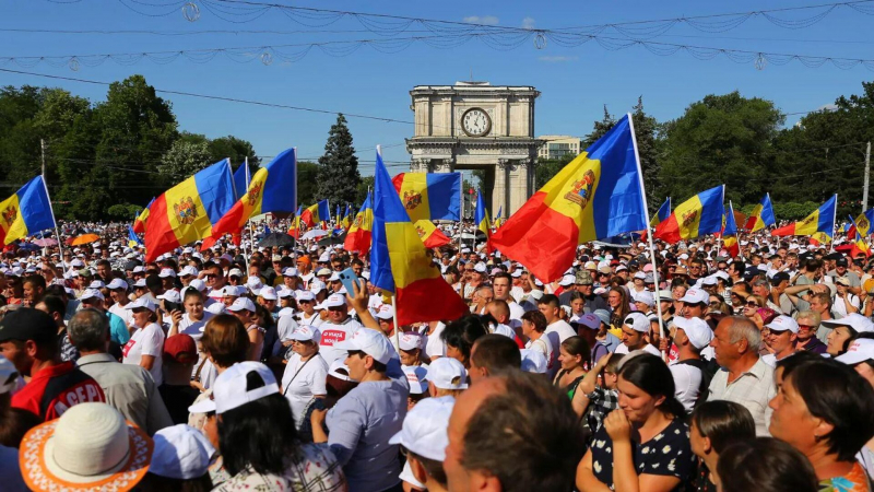 Протестующие в Кишиневе требуют отставки властей и досрочных выборов