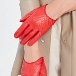 Кожаные перчатки в женском образе