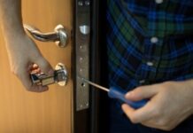Как заменить дверной замок в случае поломки?