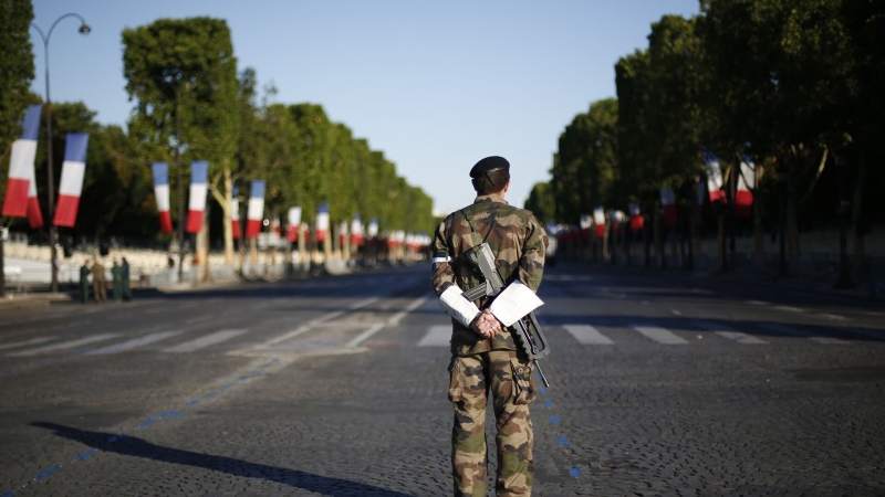 Из-за салюта в День взятия Бастилии во Франции погиб семилетний мальчик