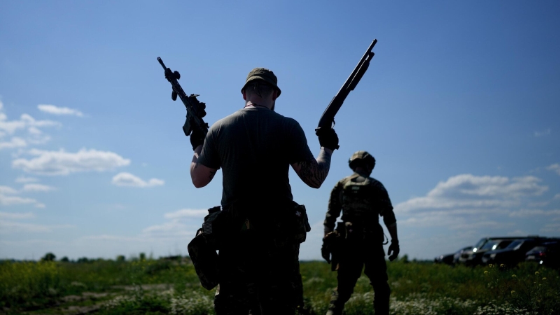 На Украине задержали группу, которая под видом военных продавала оружие