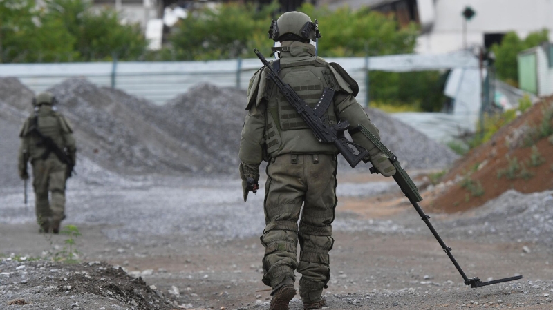 Саперы МЧС ДНР обезвреживают украинские "Лепестки" в Донецке