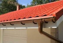 Как правильно установить водостоки на крыше?