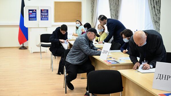 Мариупольцы, голосующие во второй день, сообщают о поддержке референдума