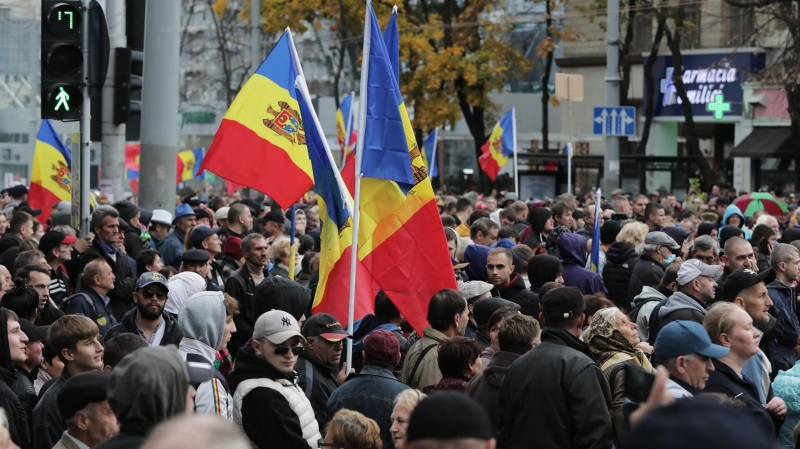 В Кишиневе протестующие пикетировали парламент