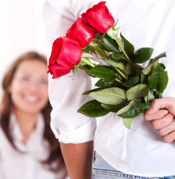 Цветы — обязательный подарок для женщины на день рождения