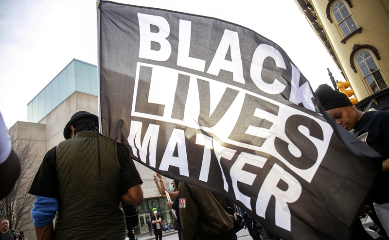 «Полицию — к чёрту!». Под лозунгом борьбы с расизмом BLM толкает США в пропасть