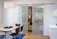 Применение дверей из стекла