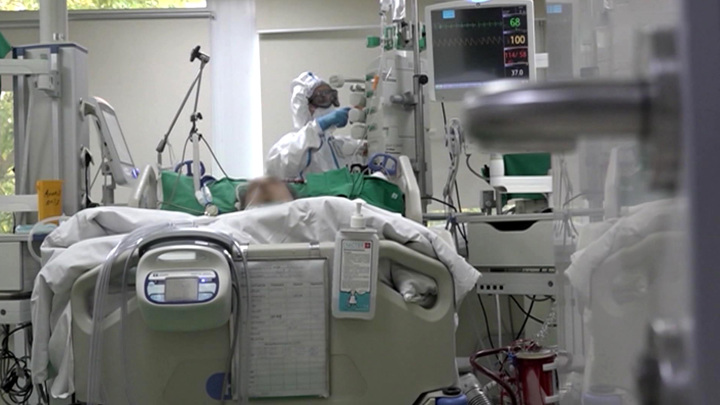 Число ковидных госпитализаций в России упало на 60%