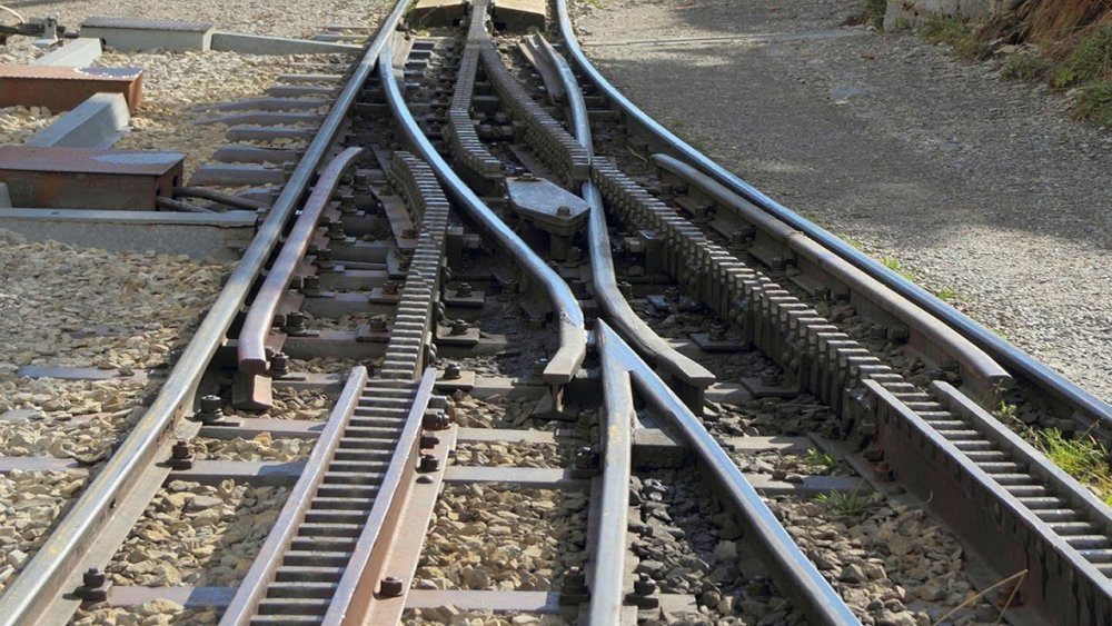 Рельс р 18 – один из важнейших элементов железнодорожных путей
