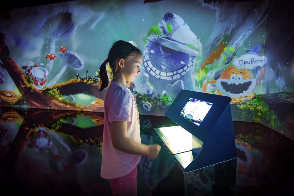 Interactive ru. Мультимедийный парк развлечений «Алиса. Возвращение в страну чудес». Интерактивные развлечения для детей. Интерактивные аттракционы для детей. Интерактивное оборудование.