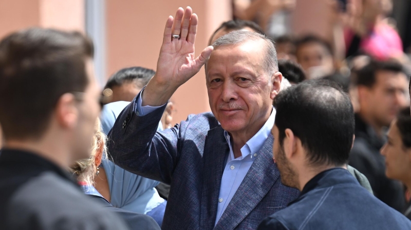Эрдоган призвал не отходить от урн до официального объявления результатов