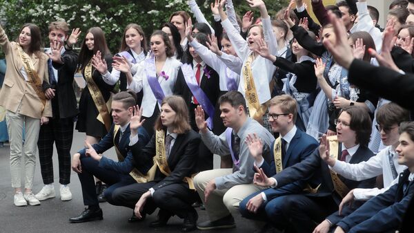 Почти два миллиона российских школьников уже отпраздновали последний звонок
