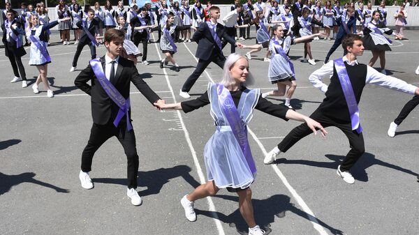 Почти два миллиона российских школьников уже отпраздновали последний звонок