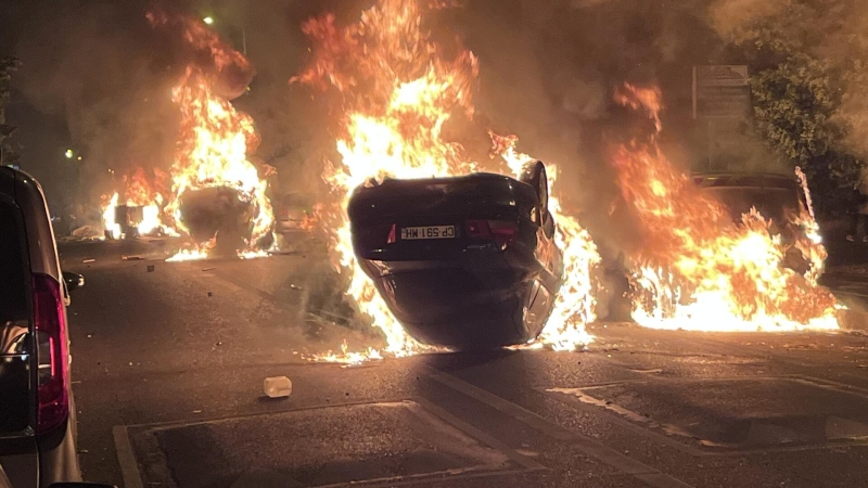 Протестующие попытались поджечь автомобиль мэра французского Ла-Риша