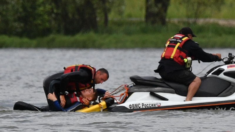 Спасатели проводят мастер-классы для отдыхающих на водоемах Москвы