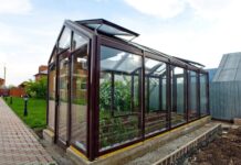 Теплицы из стекла: преимущества и особенности выбора