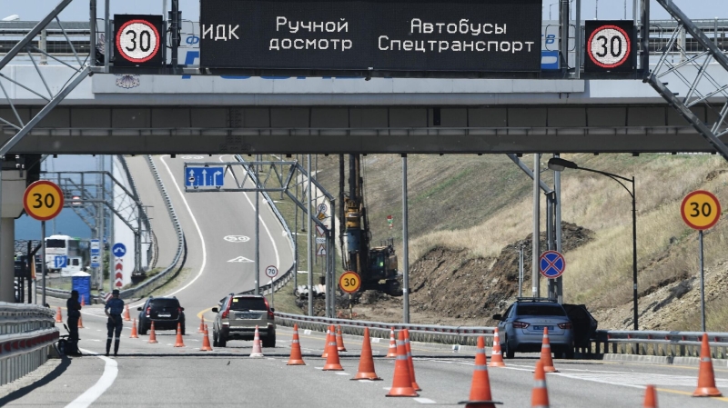 Движение автотранспорта по Крымскому мосту временно остановили