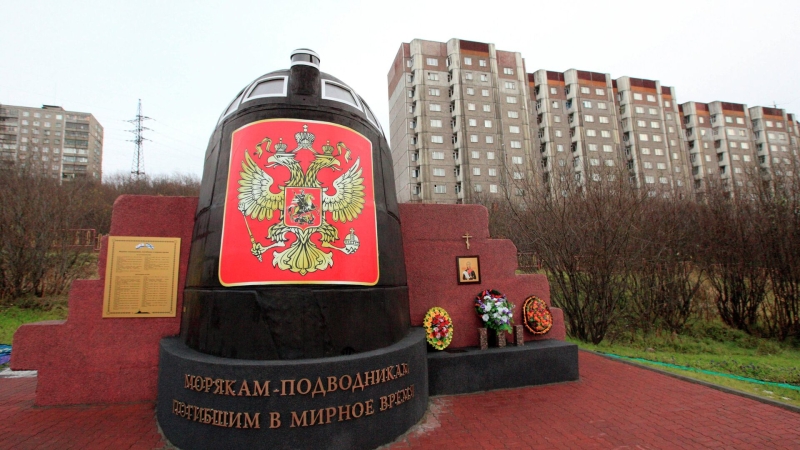 Глава Мурманской области почтил память погибших моряков "Курска"