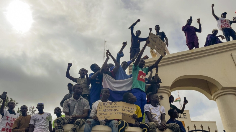 В столице Нигера люди вышли на акции в поддержку новой власти