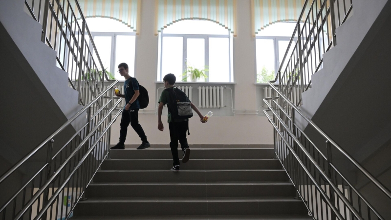 В школе Екатеринбурга №22 дефицита педагогов нет, заявил директор