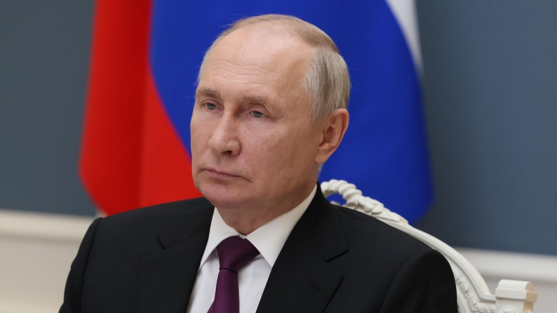 Важно общаться со странами, желающими открывать русские школы, заявил Путин