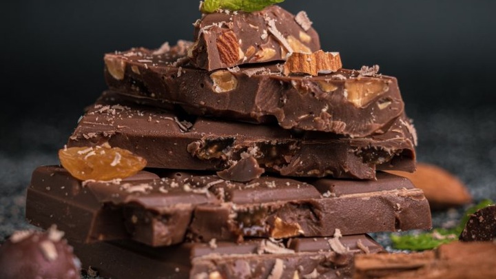 Доктор Мясников: шоколадка с орехами, рассол и кефир спасут от похмелья