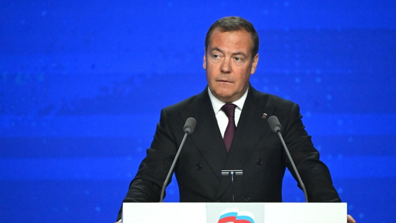 Медведев принял участие в акции "Елка желаний"