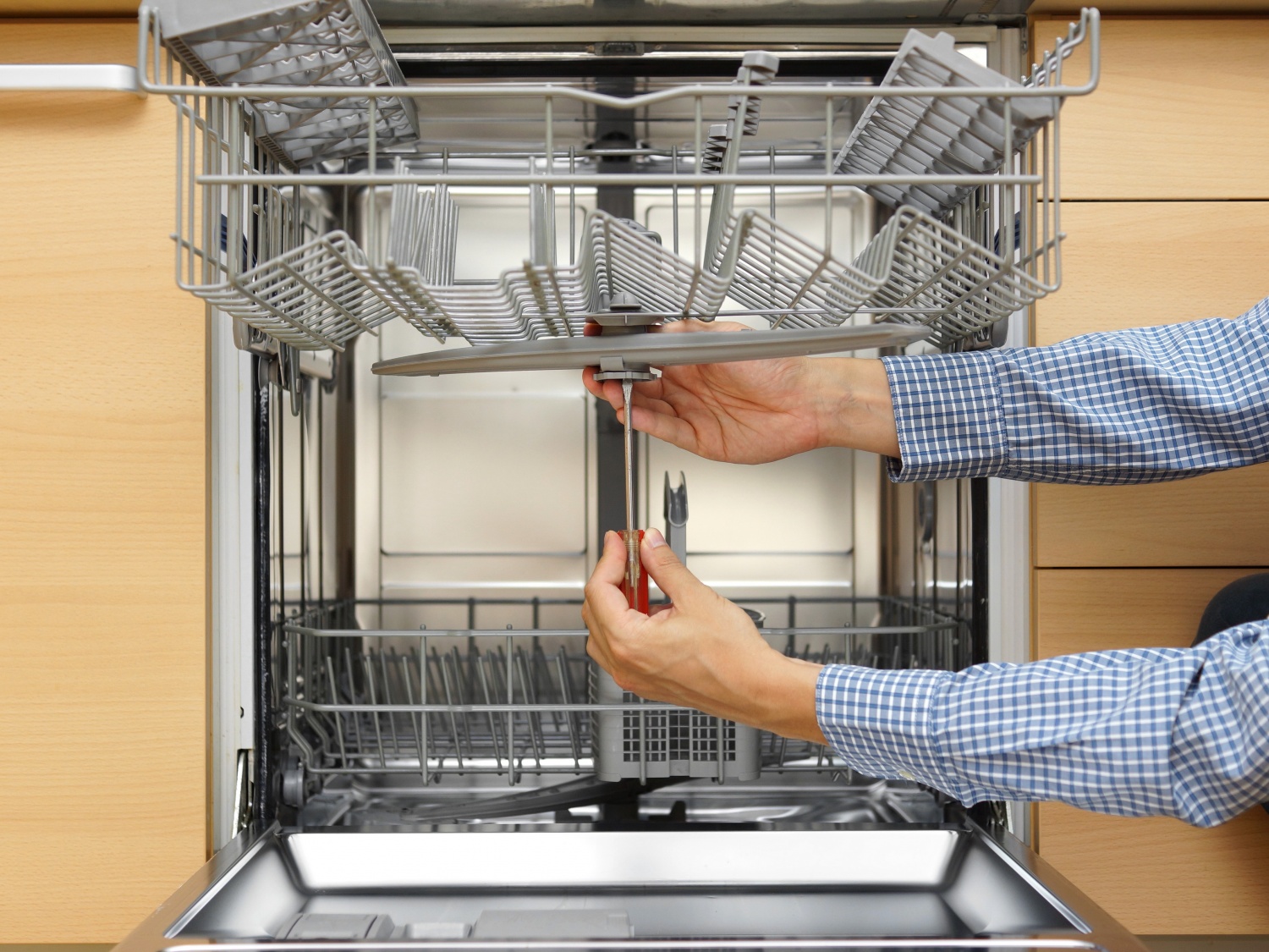 Как мастер ремонтирует посудомоечные машины на дому