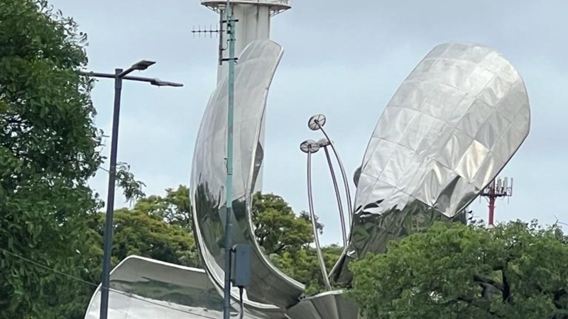 В Буэнос-Айресе ураган сломал железную скульптуру символа города