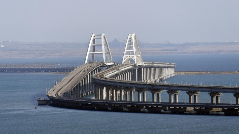По Крымскому мосту временно перекрыли движение автотранспорта