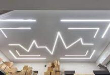 Чем хороши натяжные потолки со световыми линиями