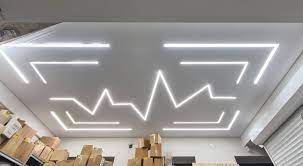 Чем хороши натяжные потолки со световыми линиями