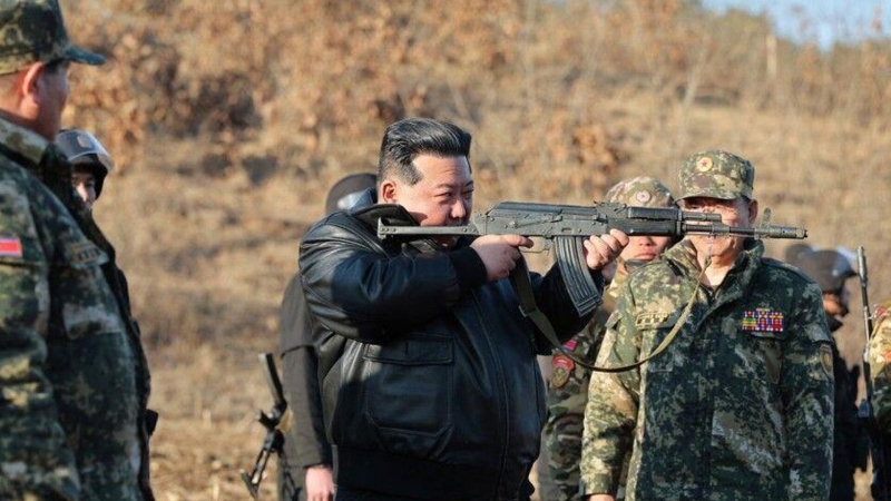 Ким Чен Ын вместе с дочерью руководил учениями десанта
