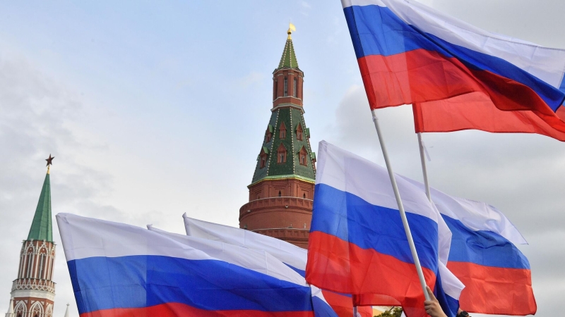 Образовательные учреждения обязали вывешивать флаг России