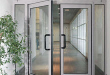 Чем интересны алюминиевые маятниковые двери