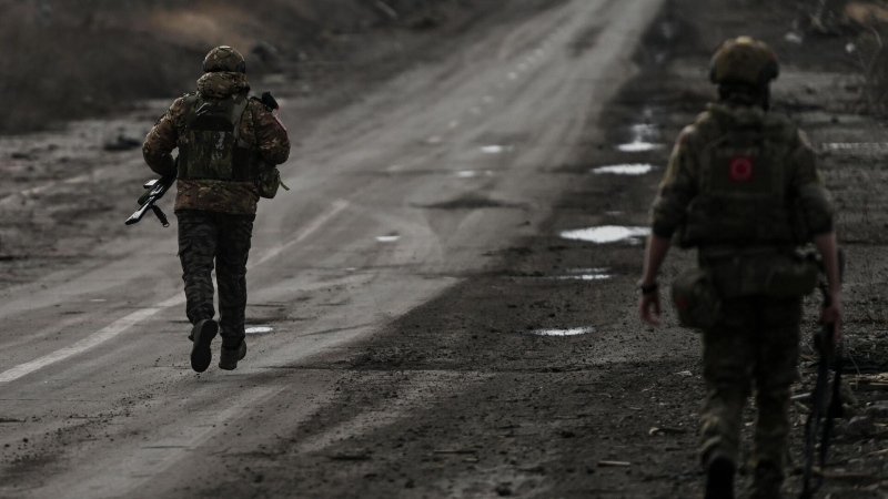 Российские военные выкопали скандально известную бронемашину "Азова"*