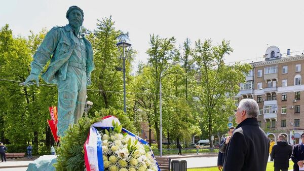 Президент Кубы возложил венок к памятнику Фиделю Кастро в Москве