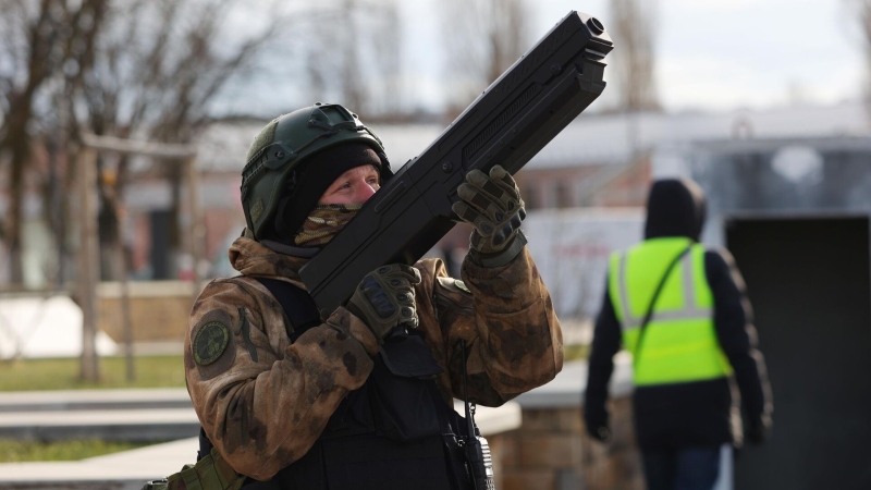 Волонтеры из Магадана доставили в зону СВО противодроновое ружье