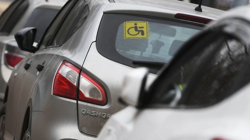 В Госдуму внесут законопроект о запрете эвакуировать машины инвалидов