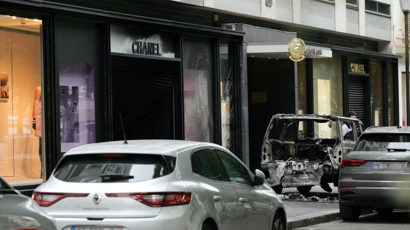 В Париже грабители протаранили на автомобиле бутик Chanel и украли сумки