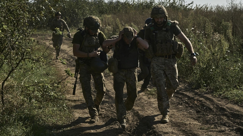 Украинский солдат пытался расстрелять сослуживцев со спины, заявил пленный
