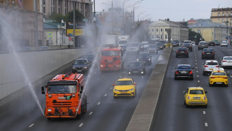 В Москве городские службы ведут непрерывный мониторинг улиц на фоне жары