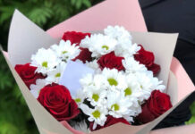 Розы и хризантемы: гармоничное сочетание двух цветов в букетах