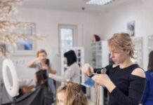 Обучение колористике для парикмахеров: развитие навыков и повышение квалификации