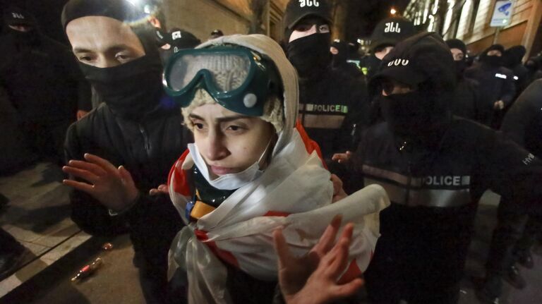 В Тбилиси оппозиционеры возобновили акцию протеста у парламента